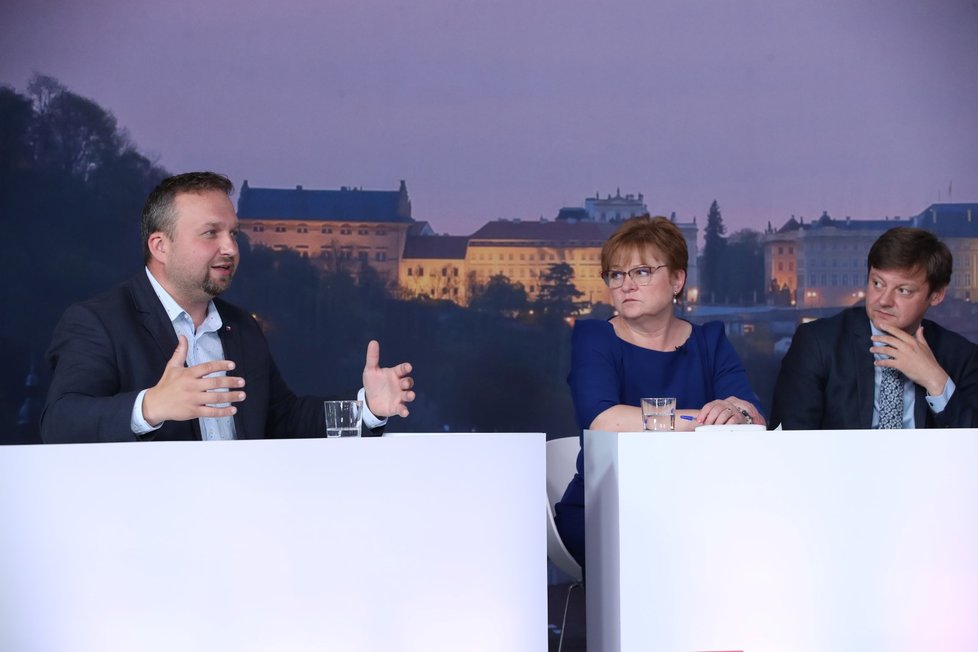 Debata Blesku o spotřebě domácností a zemědělství: Zleva Marian Jurečka (KDU-ČSL), Jana Krutáková (STAN) a Radek Holomčík (Piráti)