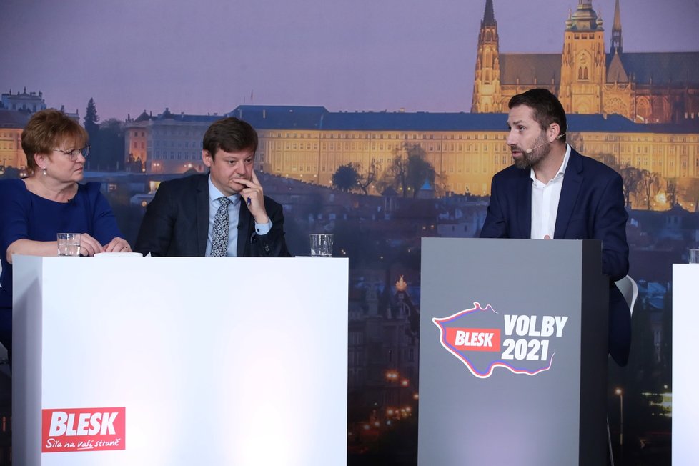 Debata Blesku o spotřebě domácností a zemědělství: Zleva Jana Krutáková (STAN), Radek Holomčík (Piráti) a moderátor Jaroslav Šimáček