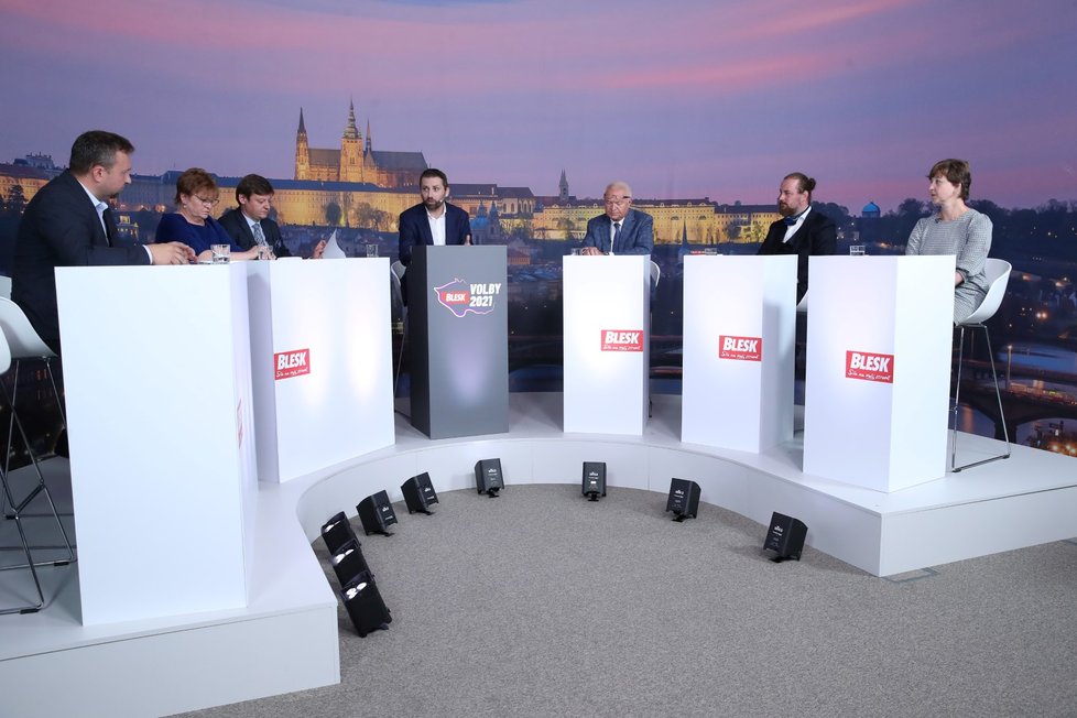 Debata Blesku o spotřebě domácností a zemědělství: Zleva Marian Jurečka (KDU-ČSL), Jana Krutáková (STAN), Radek Holomčík (Piráti), Jaroslav Šimáček, Jaroslav Faltýnek (ANO), Ondřej Veselý (ČSSD) a Marie Pěnčíková (KSČM)