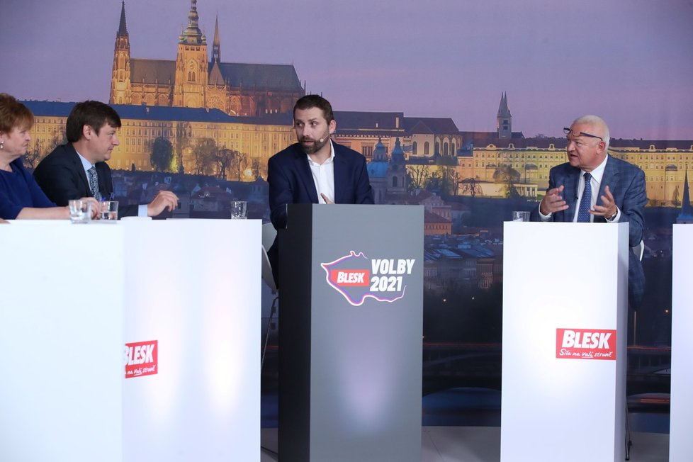 Debata Blesku o spotřebě domácností a zemědělství: Zleva Jana Krutáková (STAN), Radek Holomčík (Piráti), moderátor Jaroslav Šimáček a Jaroslav Faltýnek (ANO)