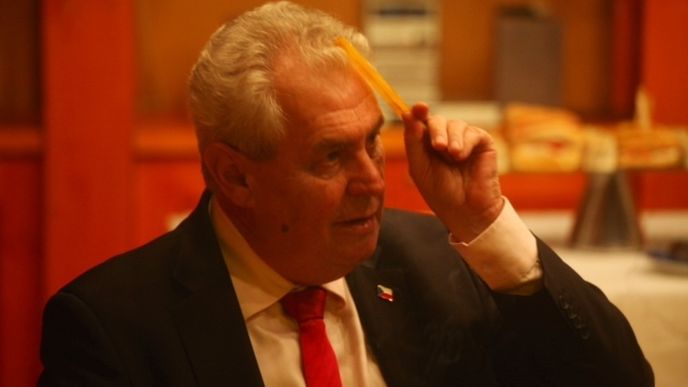 Miloš Zeman v duelu prezidentských kandidátů v divadle Miror