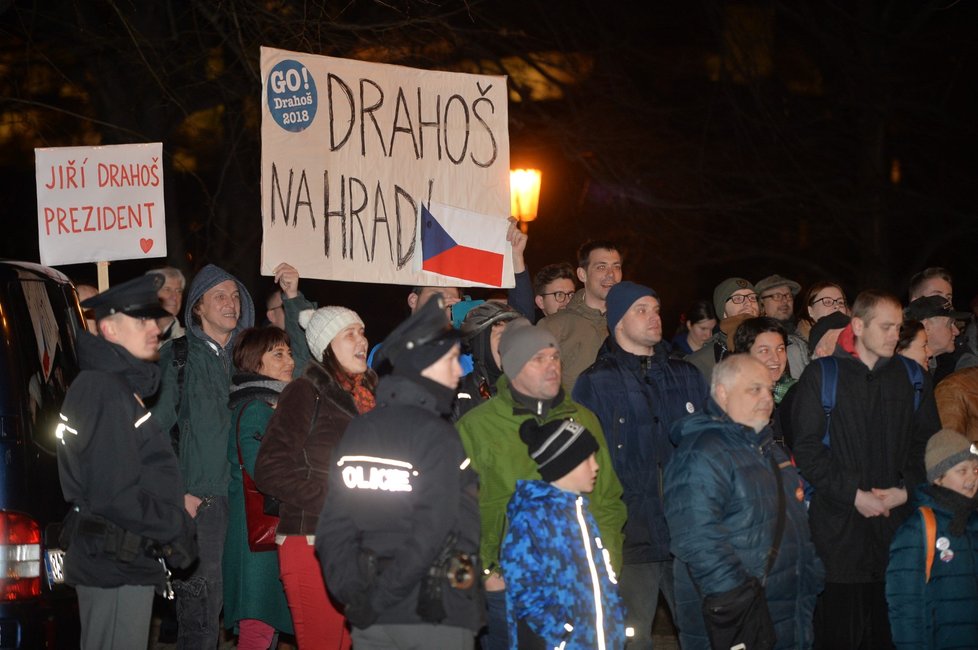 Konec debaty na ČT: Příznivci obou táborů odcházejí z Rudolfina