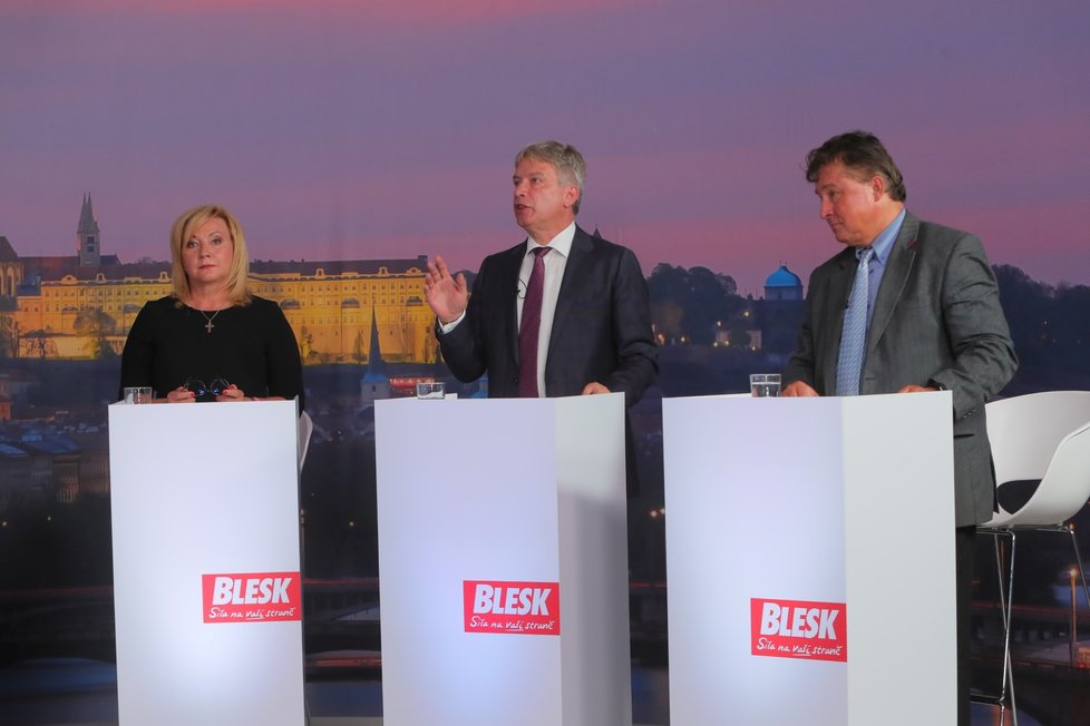 Předvolební debata Blesku o daních a mzdách (16. 9. 2021): Zleva Alena Schillerová (za ANO), Roman Onderka (ČSSD), Jiří Dolejš (KSČM)