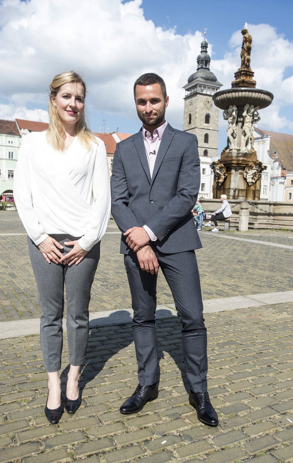 Moderátoři politické debaty z jihočeského kraje Michaela Bezvodová a Václav Lang.