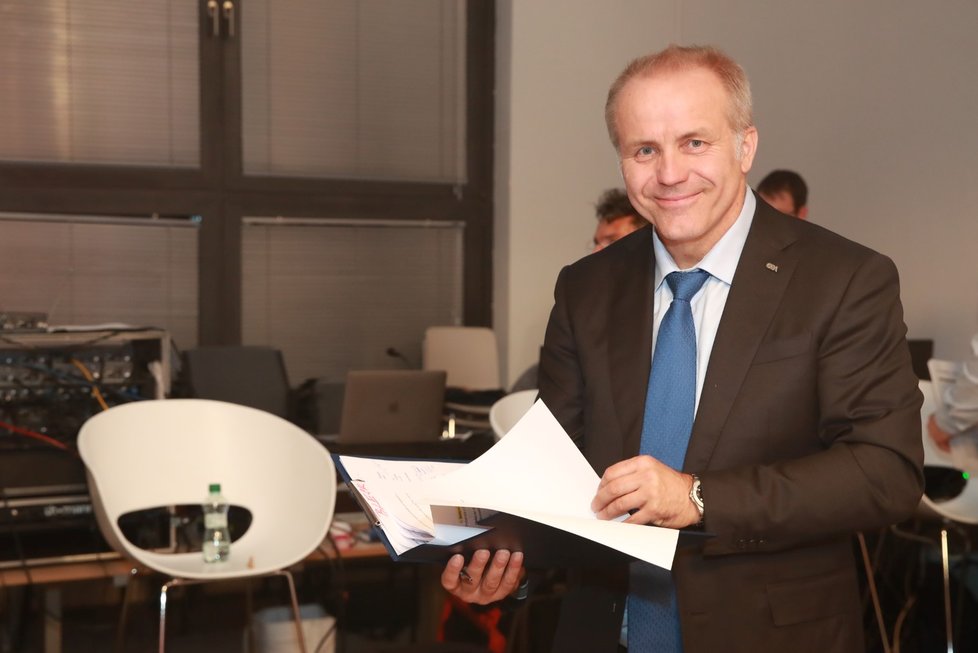 Miliardář Pavel Sehnal (ODA) před debatou (1.10.2018)