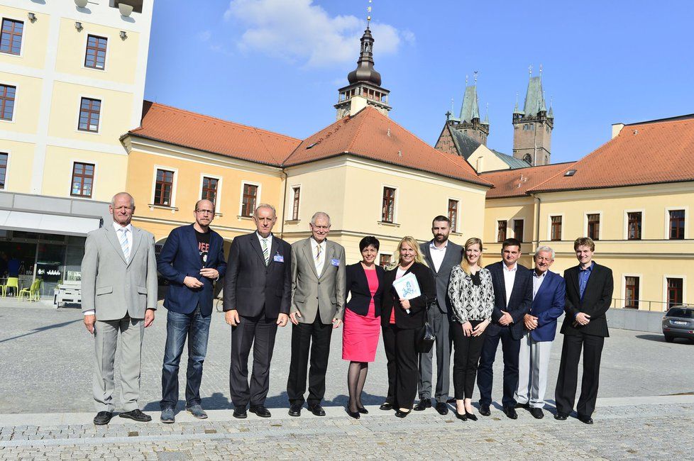 Debata Blesku v Hradci Králové: Family foto lídrů stran a hnutí pro krajské volby 2016. Společně s moderátory