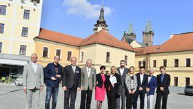 Debata Blesku v Hradci Králové: Family foto lídrů stran a hnutí pro krajské volby 2016. Společně s moderátory