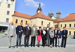 Debata Blesku v Hradci Králové: Family foto lídrů stran a hnutí pro krajské volby 2016. Společně s moderátory