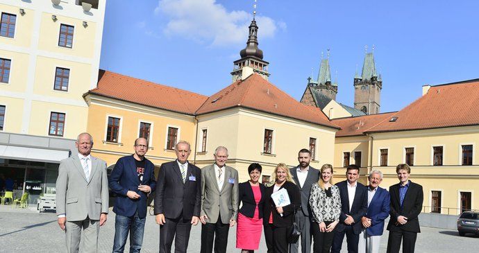 Debata Blesku v Hradci Králové: Family foto lídrů stran a hnutí pro krajské volby 2016. Společně s moderátory