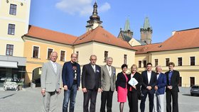 Debata Blesku v Hradci Králové: Family foto lídrů stran a hnutí pro krajské volby 2016