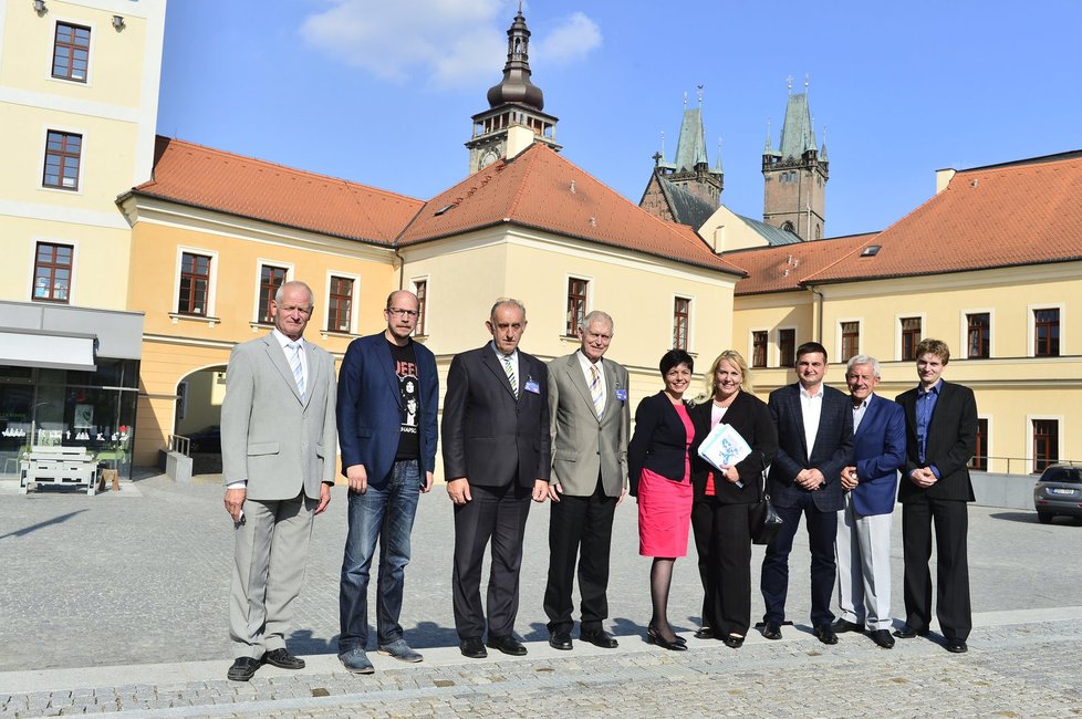 Debata Blesku v Hradci Králové: Family foto lídrů stran a hnutí pro krajské volby 2016