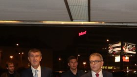 Lídři ANO Andrej Babiš a ČSSD Lubomír Zaorálek narychlo přejížděli z Novy do ČT