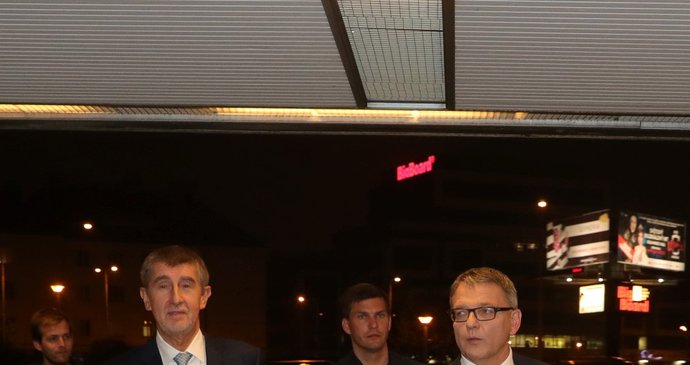 Lídři ANO Andrej Babiš a ČSSD Lubomír Zaorálek narychlo přejížděli z Novy do ČT