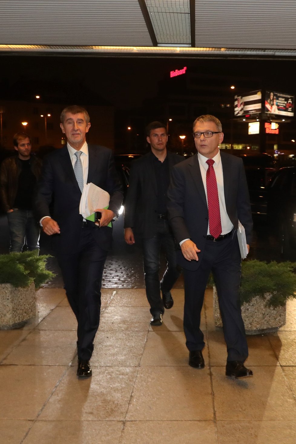 Lídři ANO Andrej Babiš a ČSSD Lubomír Zaorálek narychlo přejížděli z Novy do ČT.