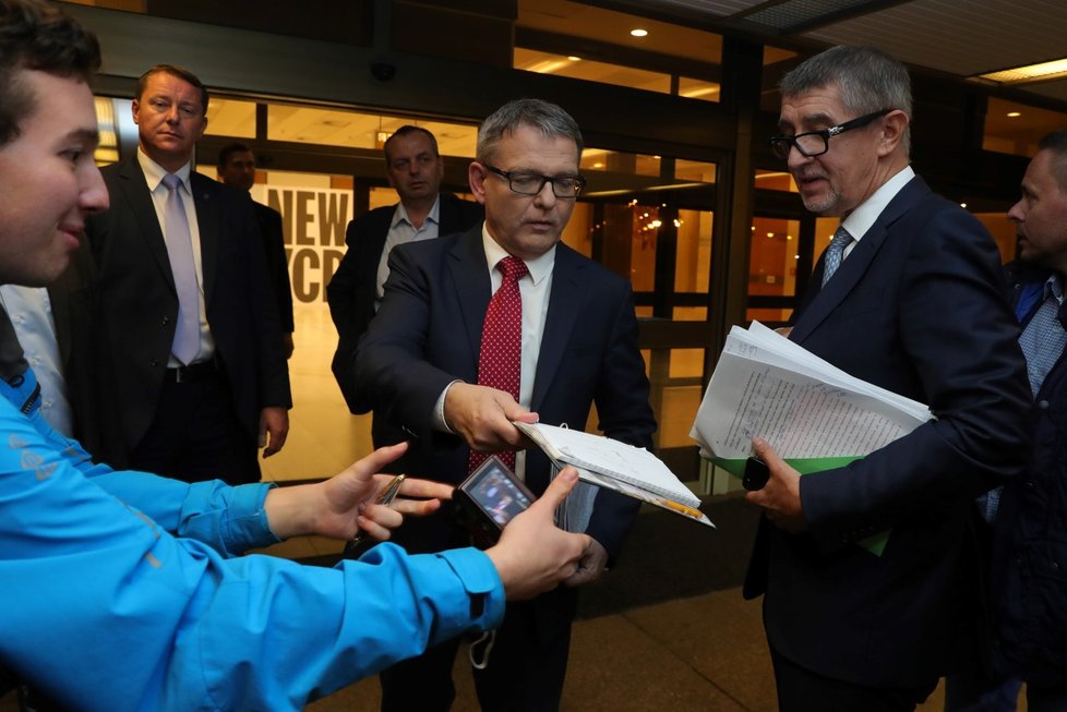 Lídři ANO Andrej Babiš a ČSSD Lubomír Zaorálek narychlo přejížděli z Novy do ČT.