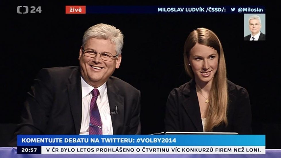 Debata lídrů pro Prahu: Kandidát ČSSD Ludvík se bavil. Po boku s pohlednou asistentkou, která mu pomohla s twitterem.