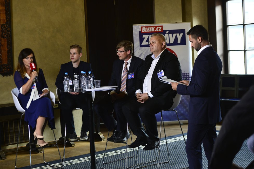 Debata s lídry středočeských kandidátek. Slovo má Jaroslava Jermanová, vedle ní sedí František Kopřiva, Martin Kupka a Miloš Petera.