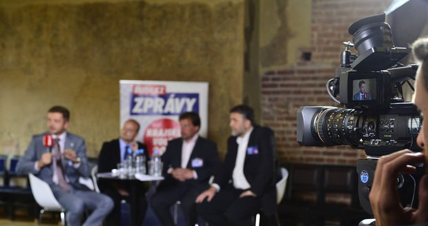 Zleva Vít Rakušan (s mikrofonem), Zdeněk Štefek, Petr Tiso a Josef Vacek