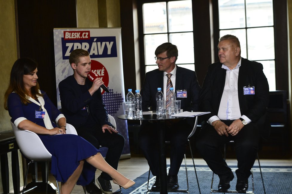 Debata s lídry středočeských kandidátek. Zleva Jaroslava Jermanová, vedle ní sedí František Kopřiva, Martin Kupka a Miloš Petera.