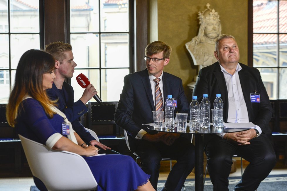 Debata s lídry středočeských kandidátek. Zleva Jaroslava Jermanová, vedle ní sedí František Kopřiva, Martin Kupka a Miloš Petera.