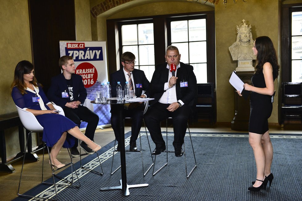 Debata s lídry středočeských kandidátek. Zleva Jaroslava Jermanová, vedle ní sedí František Kopřiva, Martin Kupka a Miloš Petera.