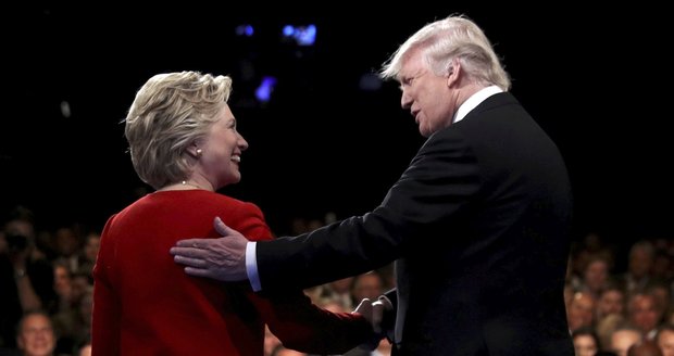 První duel Trumpa a Clintonové: Posmrkávání, „prasečí miss“ i hádky o ISIS