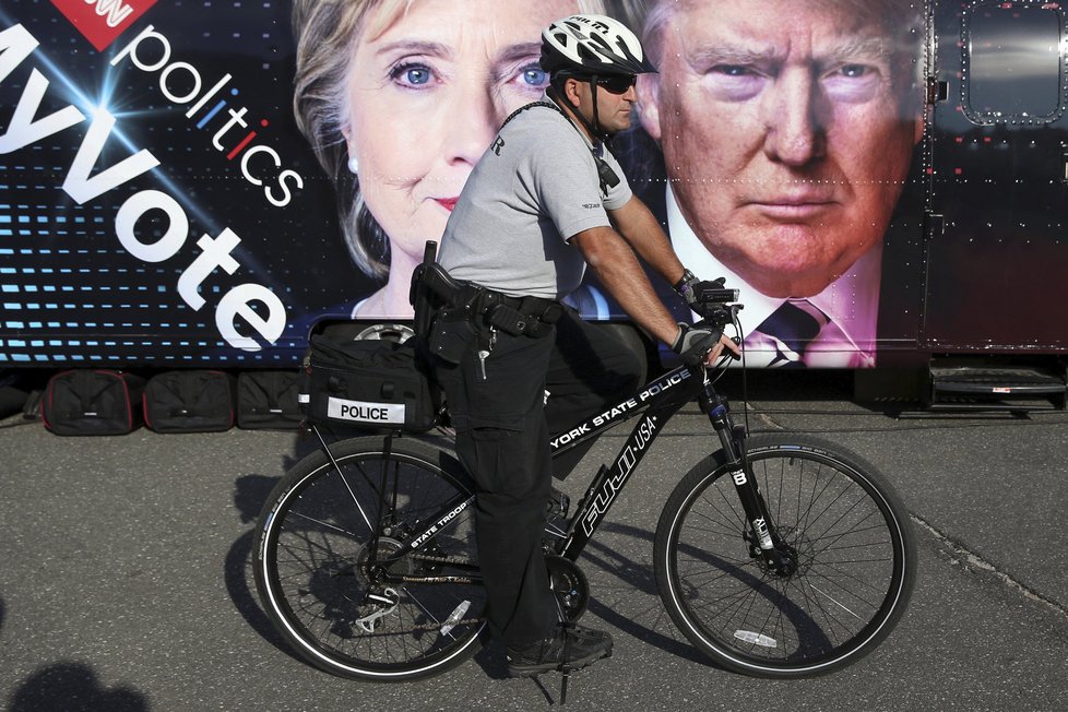 Clintonová a Trump v první televizní debatě