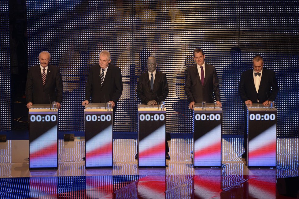 Superdebaty České televize se zúčastnilo všech devět kamarádů: Zleva Přemysl Sobotka, Miloš Zeman, Vladimír Franz, Jiří Dienstbier, Karel Schwarzenberg