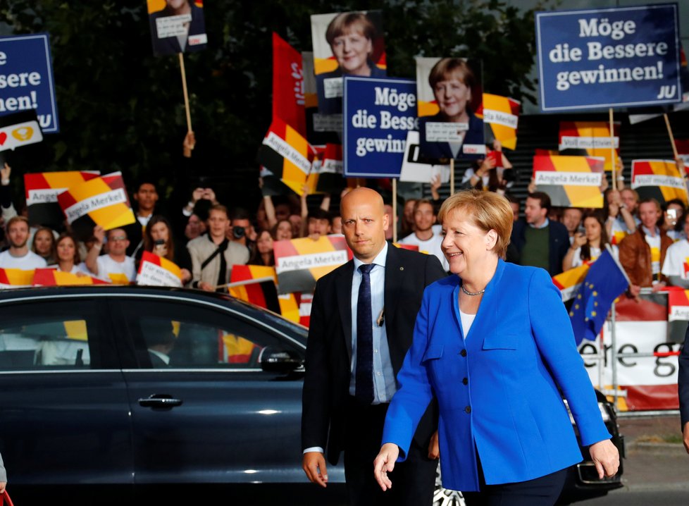 Bývalý šéf europarlamentu Martin Schulz s německou kancléřkou Angelou Merkelovou