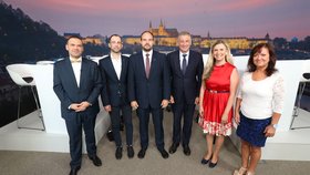 Předvolební debata Blesku o školství (14. 9. 2021): Zleva Martin Baxa (ODS), Jan Berki (STAN), Lukáš Bartoň (Piráti), Ivo Vondrák (ANO), Kateřina Valachová (ČSSD) a Marta Semelová (KSČM)