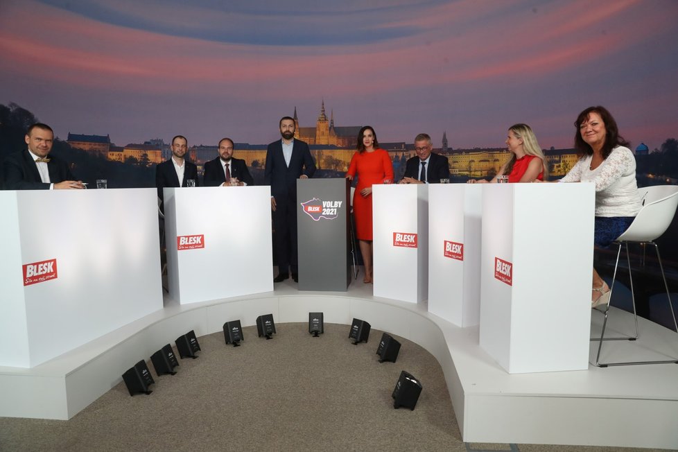 Předvolební debata Blesku o školství (14. 9. 2021): Zleva Martin Baxa (ODS), Jan Berki (STAN), Lukáš Bartoň (Piráti), Jaroslav Šimáček, Pavlína Horáková, Ivo Vondrák (ANO), Kateřina Valachová (ČSSD) a Marta Semelová (KSČM)