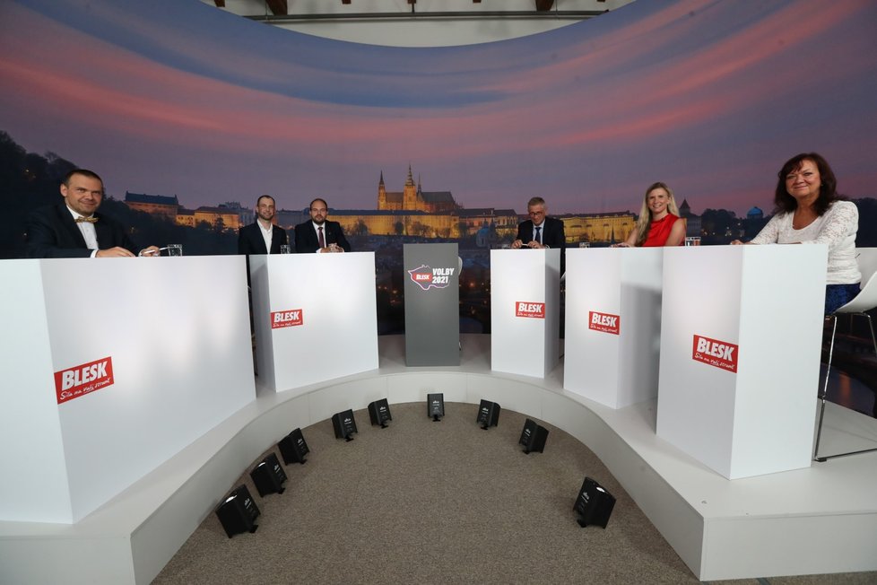 Předvolební debata Blesku o školství (14. 9. 2021): Zleva Martin Baxa (ODS), Jan Berki (STAN), Lukáš Bartoň (Piráti), Ivo Vondrák (ANO), Kateřina Valachová (ČSSD) a Marta Semelová (KSČM)