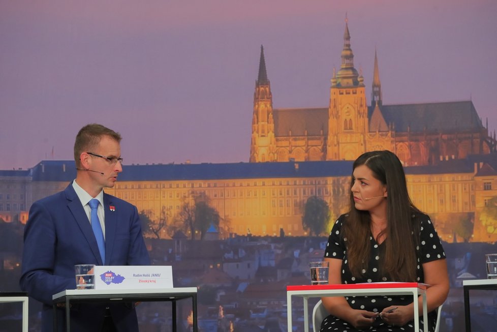 Krajská debata Blesk Zpráv o bydlení (22. 9. 2020): Zleva Radim Holiš (ANO) a moderátorka Vera Renovica