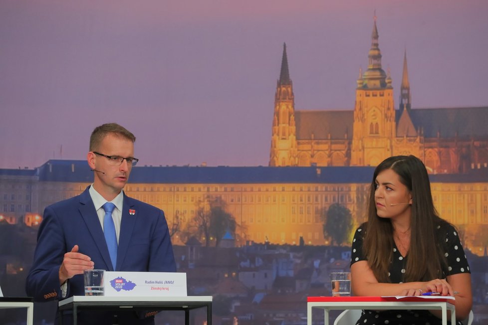 Krajská debata Blesk Zpráv o bydlení (22. 9. 2020): Zleva Radim Holiš (ANO) a moderátorka Vera Renovica