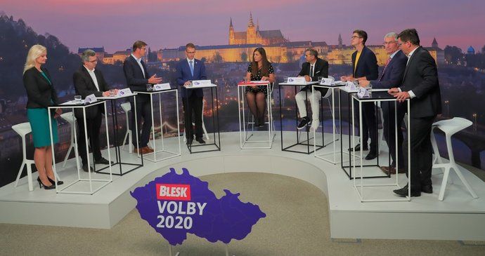 Krajská debata Blesk Zpráv o bydlení (22. 9. 2020): Zleva Petra Pecková (STAN), Ludvík Šulda (KSČM), Martin Kupka (ODS), Radim Holiš (ANO), moderátorka Vera Renovica, Karel Karika (Piráti), František Talíř (KDU-ČSL), Jan Vitula (TOP 09) a Marek Šlapal (ČSSD)