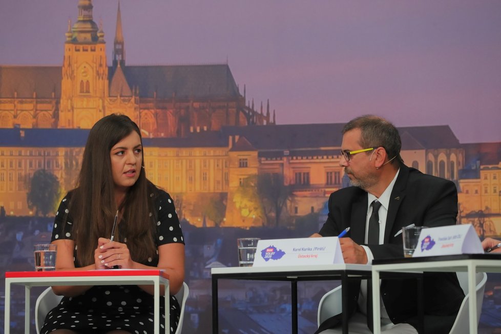 Krajská debata Blesk Zpráv o bydlení (22. 9. 2020): Zleva moderátorka Vera Renovica a Karel Karika (Piráti)