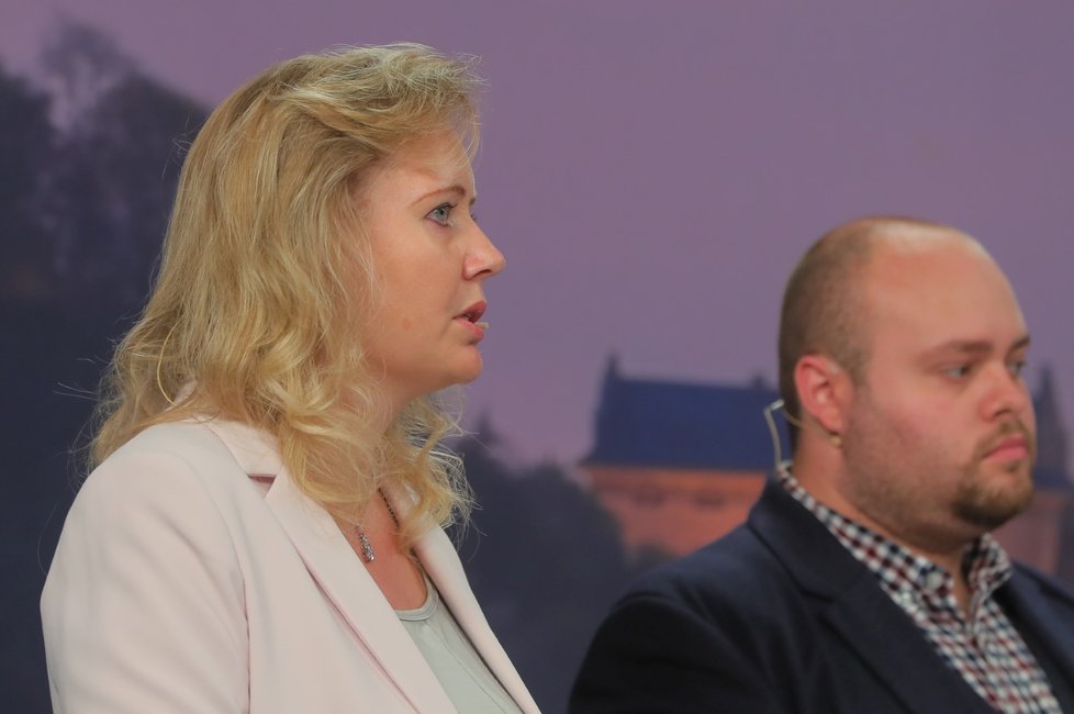 Debata Blesku o penzích a sociálních službách (29. 9. 2020): Zleva Michaela Matoušková (STAN) a Filip Zachariáš (KSČM)