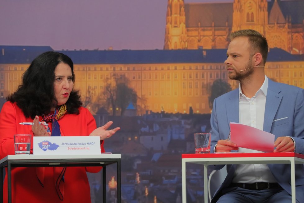 Debata Blesku o penzích a sociálních službách (29. 9. 2020): Jaroslava Němcová (ANO) a moderátor Jakub Veinlich