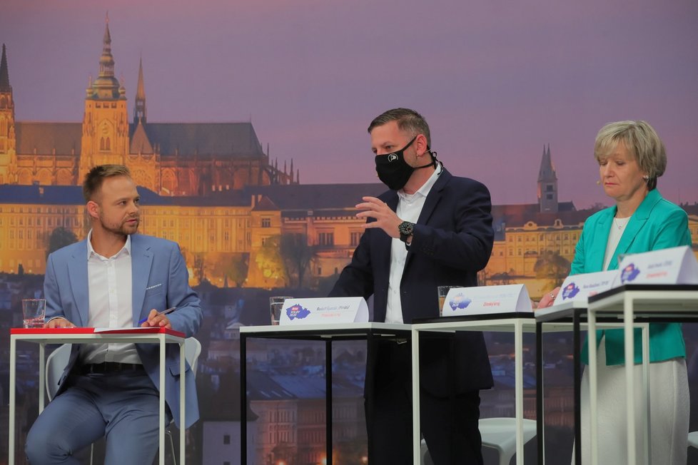 Debata Blesku o penzích a sociálních službách (29. 9. 2020): Zleva moderátor Jakub Veinlich, Rudolf Špoták (Piráti) a Michaela Blahová (KDU-ČSL)