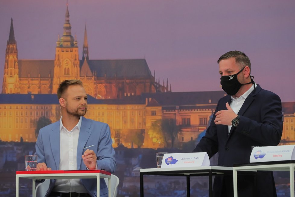 Debata Blesku o penzích a sociálních službách (29. 9. 2020): Moderátor Jakub Veinlich a Rudolf Špoták (Piráti)