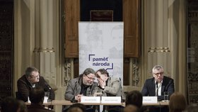 Debata trojice bývalých velvyslanců v USA. Zprava Petr Kolář, Michael Žantovský a Alexandr Vondra