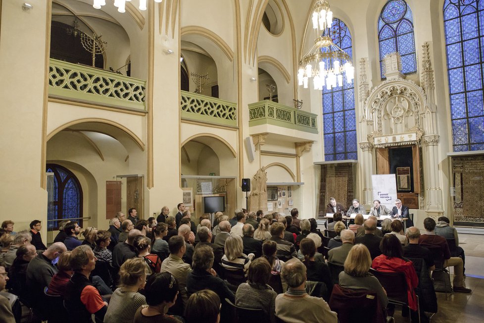 Debata bývalých velvyslanců v USA probíhala v Maiselově synagoze.