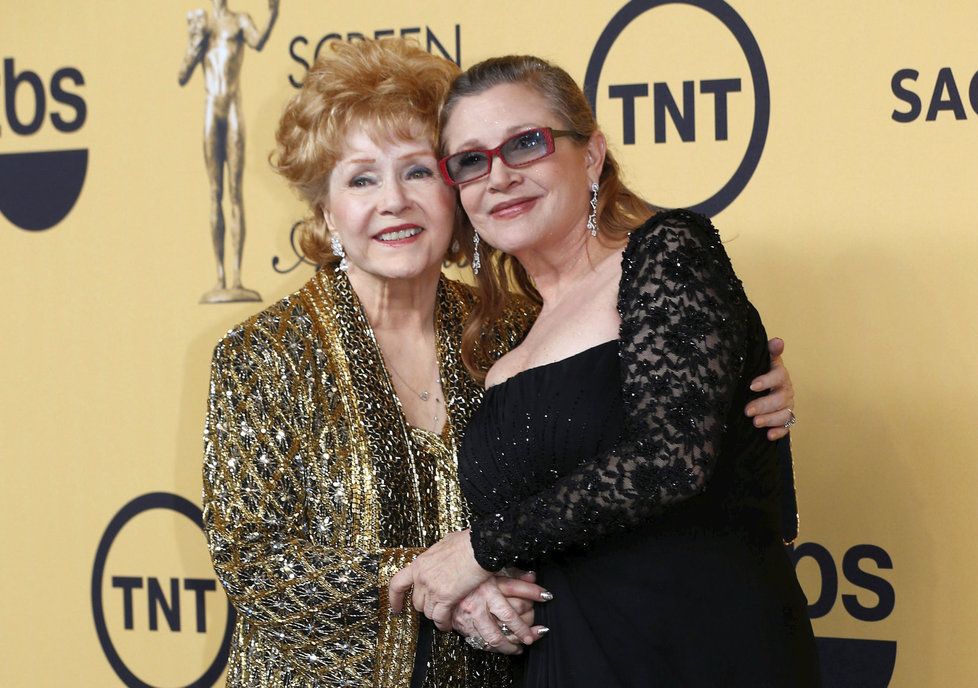 Zemřela herečka Debbie Reynolds, matka Carrie Fisher.