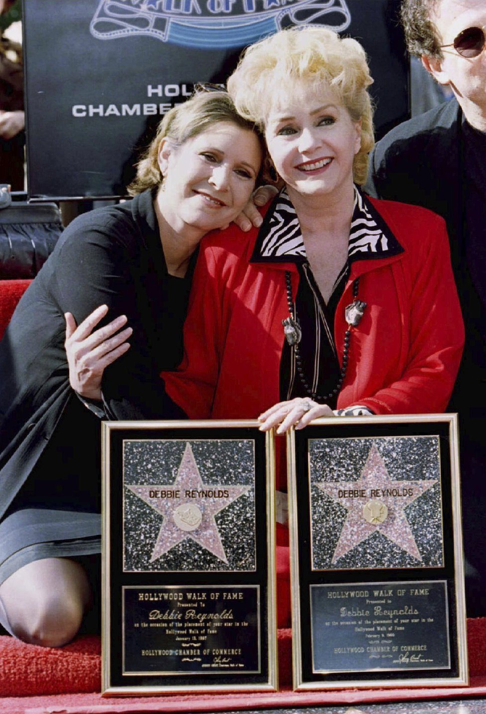 Zemřela herečka Debbie Reynolds, matka Carrie Fisher.