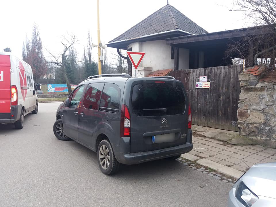 Petr Kubíček začal dokumentovat „debily“ poté, co mu parkovali před vjezdem s cedulkou zákaz parkování.