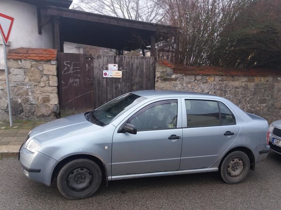 Petr Kubíček začal dokumentovat „debily“ poté, co mu parkovali před vjezdem s cedulkou zákaz parkování.