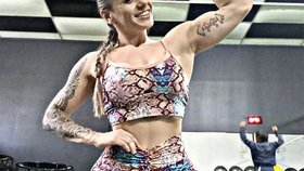 Fitness influencerku Deboru Michelsovou měl zabít její manžel a odhodit její tělo na chodník před dům rodičů.