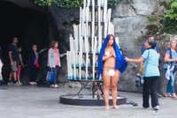 Sodoma Gomora! Umělkyně pózovala nahá na poutním místě: Odvedla ji policie