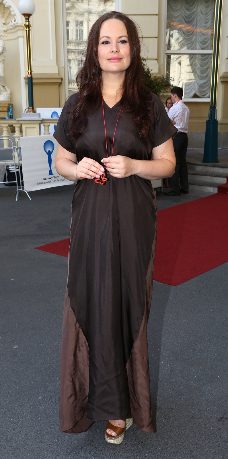 Jitka Čvančarová je šatech zahalující ramena krásná.