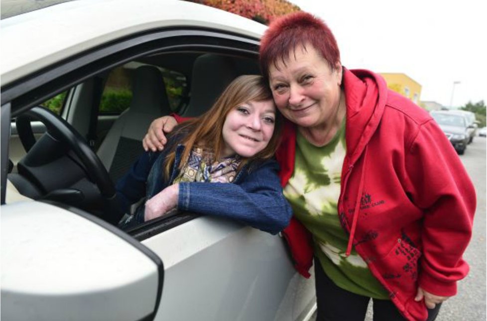 Má řidičák i auto, snaží se být samostatná, ale často potřebuje pomoc. Stará se o ni maminka Eva. Bez které by, jak říká, spoustu věcí nezvládla.